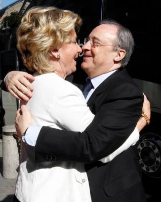 Real Madrid President Perez hugs Madrid regional president Aguirre in Madrid